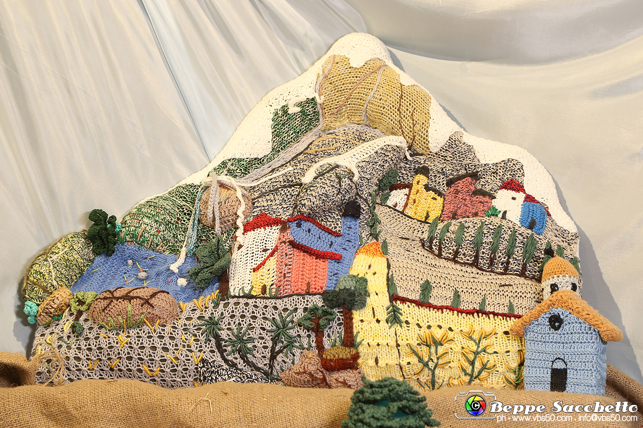 VBS_9259 - Presepio all'uncinetto Parrocchia SS. Cosma e Damiano.jpg